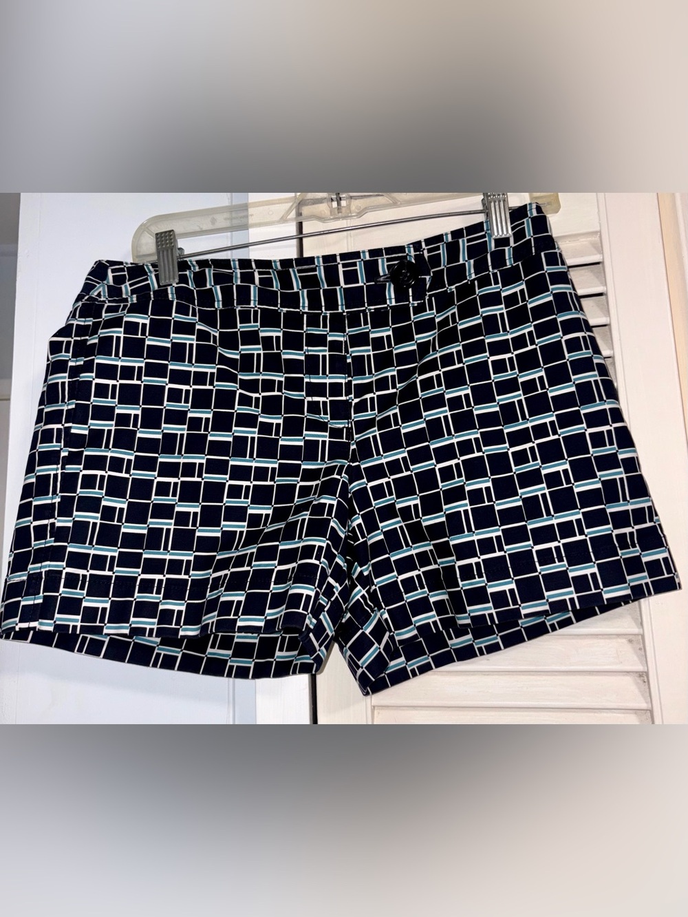 Ann Taylor dressy block geometric navy& white Print Shorts. NWOT, 4